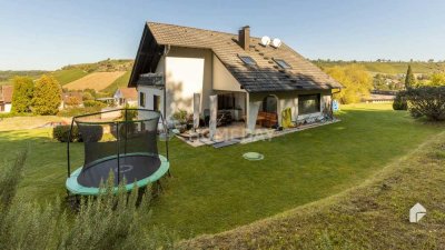 Schönes Mehrfamilienhaus mit großem Garten in grüner Lage