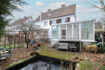 Renovierungsbedürftige Doppelhaushälfte mit Wintergarten und Garage in guter Lage