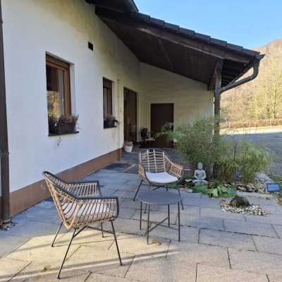 Einfamilienhaus mit Einliegerwohnung, Massivbauweise, in ruhiger Lage mit schöner Aussicht