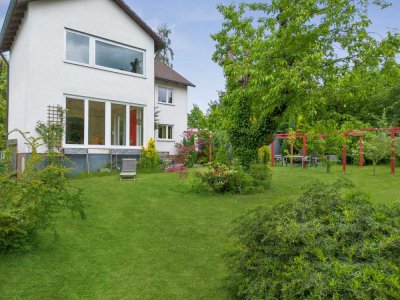 Charmantes und gepflegtes Zweifamilienhaus mit wunderschönem Garten in Maxhütte-Haidhof