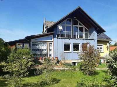 Simmershausen: Geräumiges 1-2-Familienhaus mit 2 Garagen & schönem Garten!