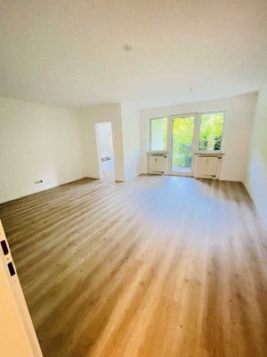 Stilvolle, vollständig renovierte 2-Zimmer-Terrassenwohnung mit Balkon und Einbauküche in Cortendorf