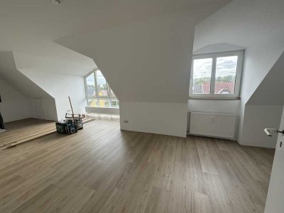 Traumhafte, frisch renovierte & lichtdurchflutete 1 Zimmer DG Wohnung in gepflegtem MFH!