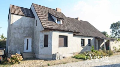 Einfamilienhaus mit Nebengebäuden und großem Garten