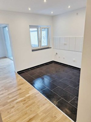 RESERVIERT   *Altengerechte , EG-WOHNUNG , LUXUS SANIERT, mit Sonnen Austritt*