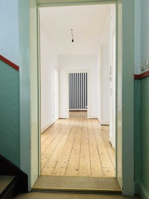 Altbau-Traum: Toll renovierte 3,5 ZKB  im 1. OG mit Balkon – 2. Reihe zum Main!