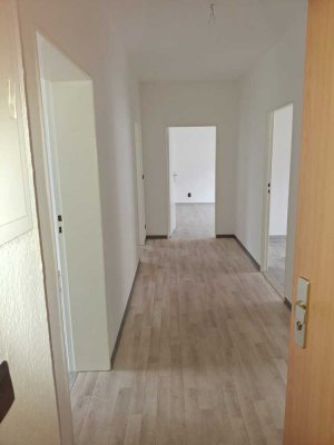 Erstbezug nach Sanierung - Schicke 3 Raum-Wohnung mit Balkon