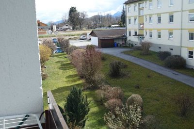 schöne 4 Zimmer-Wohnung mit Balkon und Bergblick