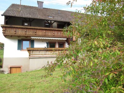 Bauernhaus mit Scheune und Garage