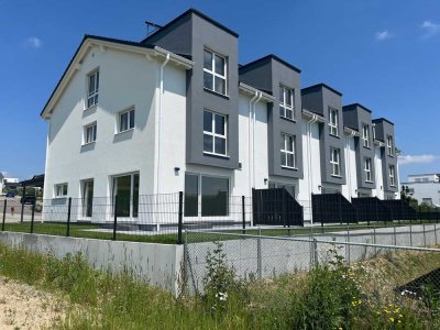 Neubau - Reihenmittelhaus in attraktivem Neubaugebiet - inkl. Solaranlage, Einbauküche, Carport uvm.