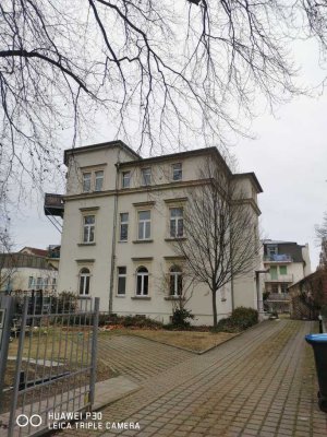 **Altbaucharme pur** 2-Zimmerwohnung mit Parkettfußboden, Terrasse & Stellplatz zu vermieten