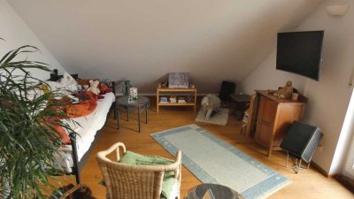 Ansprechende 2-Zimmer-Dachgeschosswohnung mit Balkon und EBK in Sankt Johann OT Upfingen