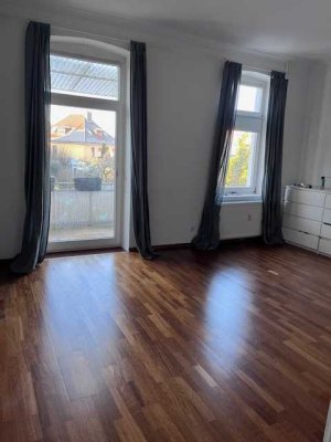 Schöne, helle Altbauwohnung in zentraler Lage mit Balkon