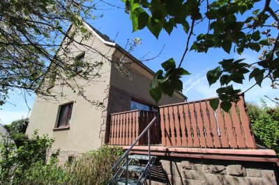 Solides Einfamilienhaus mit Garage, Terrasse und Garten