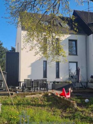 Modernes lichtdurchflutetes Einfamilienhaus mit PV-Anlage in bevorzugter Wohnlage von Homburg