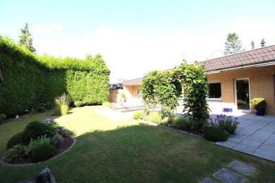 BESTPREIS! Großer Bungalow mit Anliegerwohnung, schöner Garten, ca. 115 m² Terrasse in MG-Großheide!