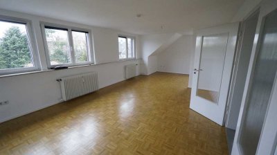 Helle und modernisierte 3-Raum-Dachgeschosswohnung mit geh. Innenausstattung