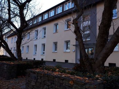 Zentrale, einzugsfertige  3-Raum-Wohnung mit Südbalkon mit Blick ins Grüne