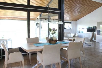 Architektenhaus auf der Sonnenseite - Wohnzimmer im Loftstyle - Überdachter Balkon, Terrasse, Loggia