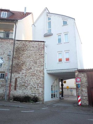 Moderne 1 Zi. Whg., Dachgeschoss, ca. 36 m², Fussbodenheizung, EBK,schöner Blick, in Leo-Altstadt