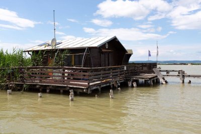 Wirtschaftlich abbruchreife Seehütte in traumhafter Lage am offenen See