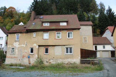 Sanierungsbedürftiges Mehrfamilienhaus mit 3 Wohneinheiten