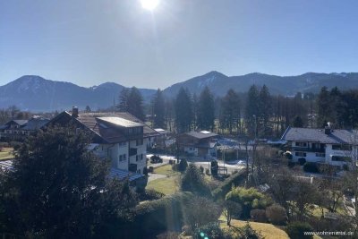 Wohnen im Tal Immobilien Gemütliche 2-Zi.-Dachgeschoss-Whg. mit kleinem Seeblick und atemberaubenden