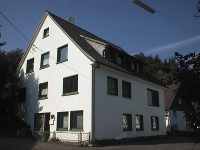 Schöne helle sechs Zimmer Wohnung mit Garten und Terrasse