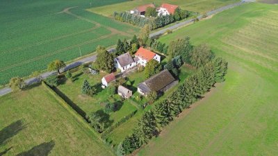 Idyllisches Landhaus mit 4 Wohnungen, Scheune und Garage auf großzügigem Grundstück