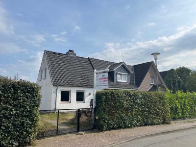 DHH sanierungsbedürftig in Scharbeutz. 
963m² Erbbaugrundstück.