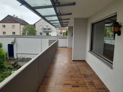 Freundliche ruhige Hochparterre-Wohnung in Renningen mit Garage, Garten, Terrasse und Balkon