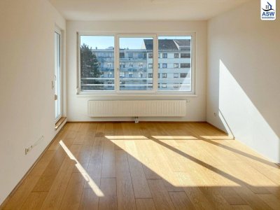 Schöne 2,5-Zimmerwohnung mit Loggia/Balkon und Küche in zentraler Lage