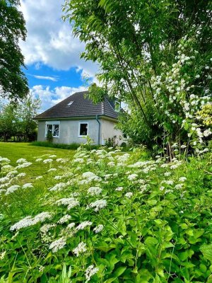 Kleines gemütliches Einfamilienhaus, bahnhofsnah, umgeben von einem großzügigen eingewachsenen Garte