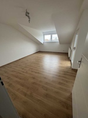 Erstbezug nach Sanierung mit Balkon: Ansprechende 3-Raum-Dachgeschosswohnung in Kaiserslautern