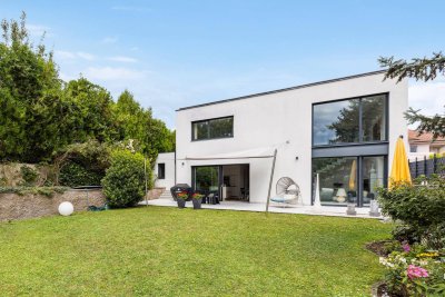 Modern und lichtdurchflutet, Einfamilienhaus mit blühendem Garten