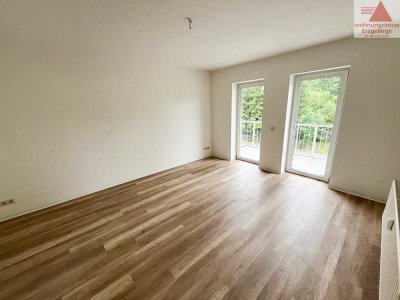 Balkon - Aufzug - PKW-Stellplatz - 2 Räume - in Burkhardtsdorf!!