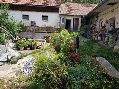 Idyllischer Vierkanthof nach außen geschlossen mit viel Nutzfläche in den Bergen