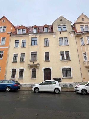 Kreative Mieter gesucht - 2 Raum Wohnung im 1.OG mit kleinem Balkon und Einbauküche auf Wunsch