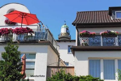 Mehr- und 2-Familienhaus mit Garagen