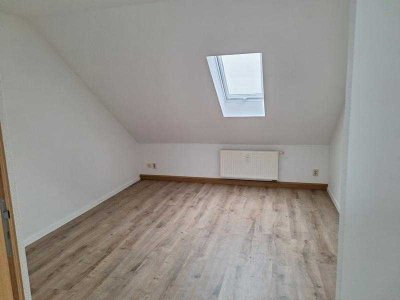 Single - Dachgeschoßwohnung in Münchenbernsdorf zu vermieten !