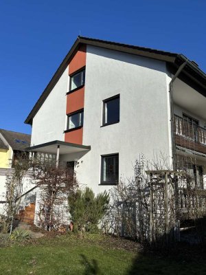 Großzügiges Einfamilienhaus mit separater Dachgeschoßwohnung zentral in Ergolding