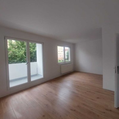 Günstige, frisch sanierte Erdgeschosswohnung mit Südbalkon! 2 Monate mietfrei!!!!!!