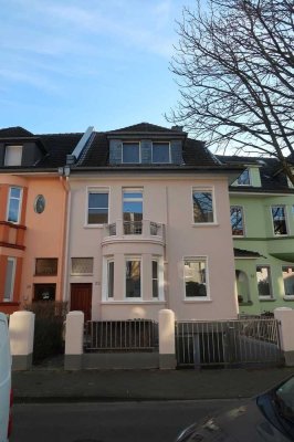 Wunderschöner Altbau in Bestlage: Stilvolles Wohnen mit großem Garten in charmanter Straße