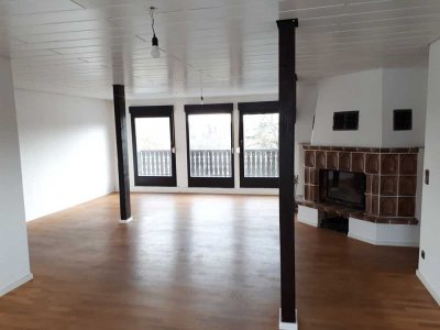 Günstige 5-Zimmer-Dachgeschosswohnung mit Balkon und EBK in Wadgassen