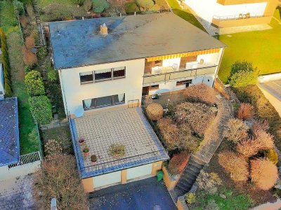 Attraktives Zweifamilienhaus in gefragter Lage von Gelnhausen! Garage, Garten, Aussicht und frei!