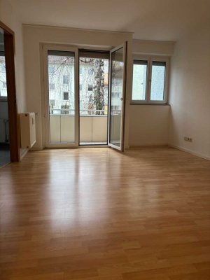 Stilvolle 2-Zimmer-Wohnung mit gehobener Innenausstattung mit Balkon und EBK in Stuttgart