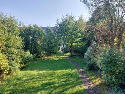 Schönes Haus mit Garten und Balkon