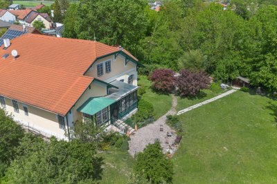 Landschaftliche Idylle: Historisches, französisches Jagd-Chalet mit eigenem Park in absoluter Ruhelage