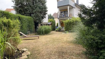 Geteilte 5 Zimmer Maisonette Wohnung mit Garten, in gepflegten 3 Familienhaus