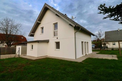 Bezugsfertiges Wohnhaus mit ruhigem Garten und Garage